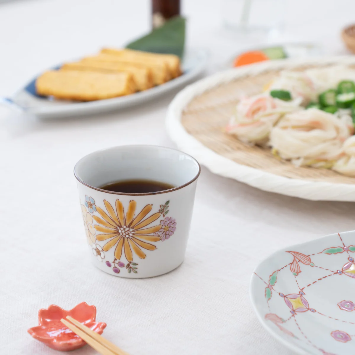 https://www.eyesandhour.com/wp-content/uploads/2023/11/atelier-yu-brilliant-flower-kutani-japanese-teacup-musubi-kiln-handmade-japanese-tableware-and-japanese-dinnerware-792165_1200x.webp